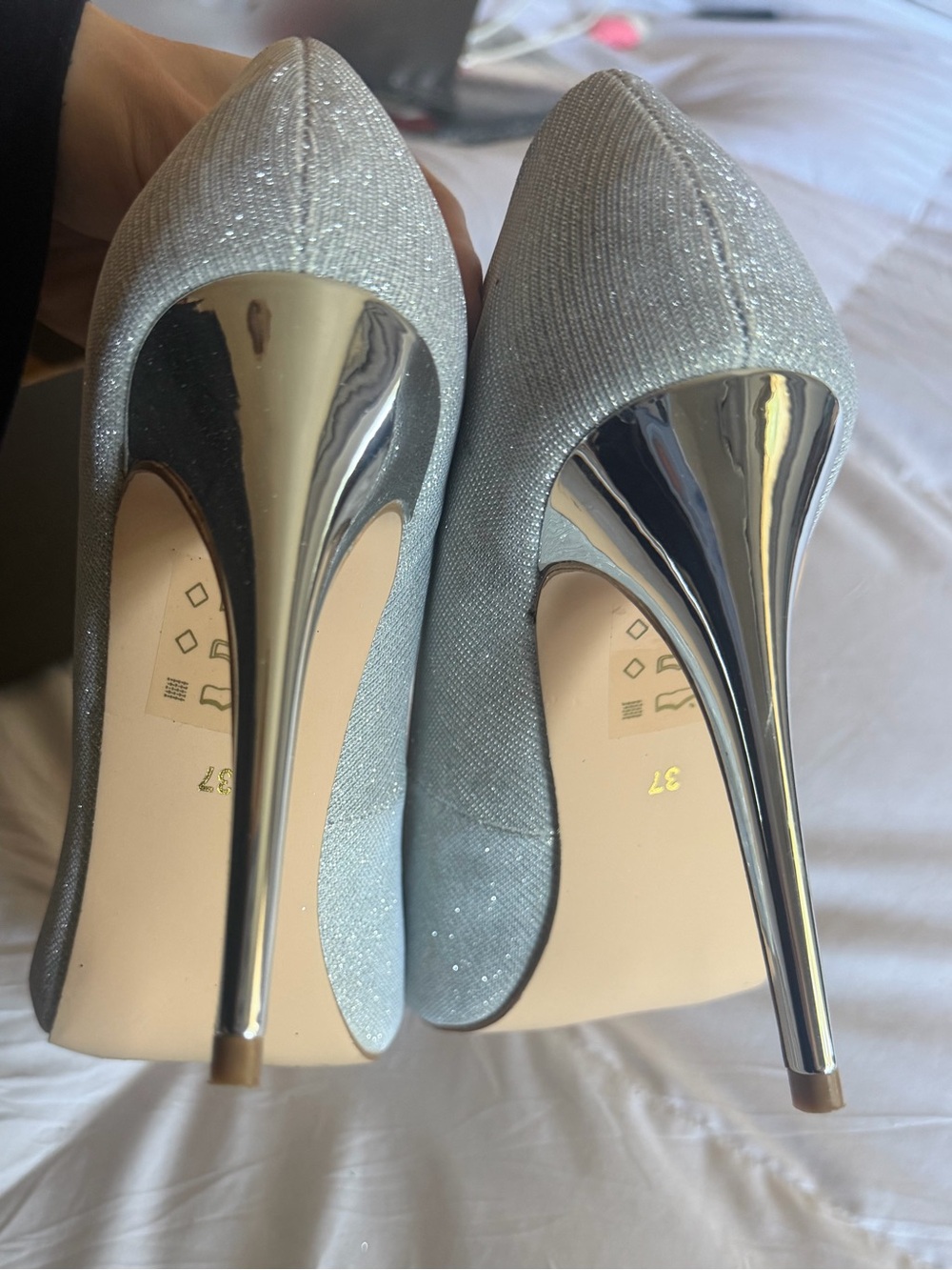 ✨Le Chateau Silver Sparkle Pumps✨